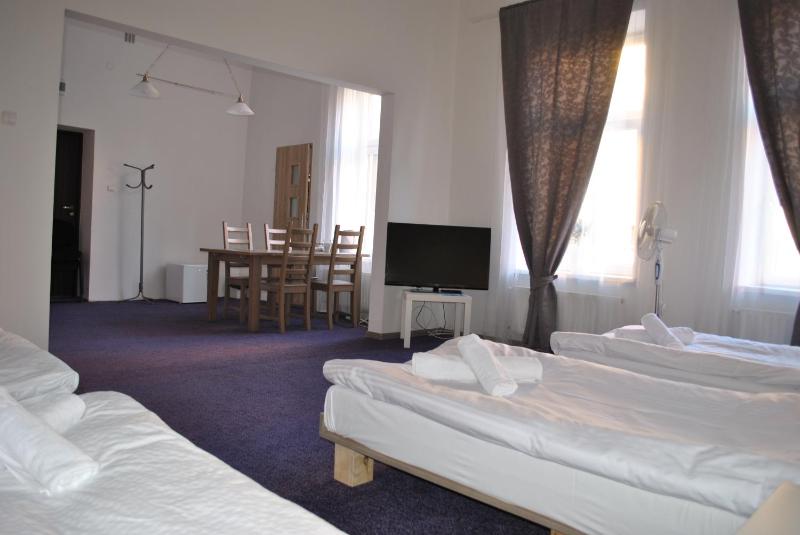 Basic Quadruple Room image 3