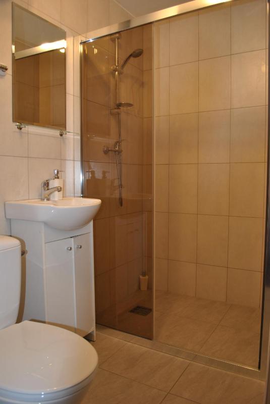 Basic Quadruple Room image 2