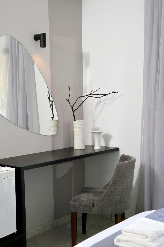 Deluxe Double or Twin Room with Sea View image 4