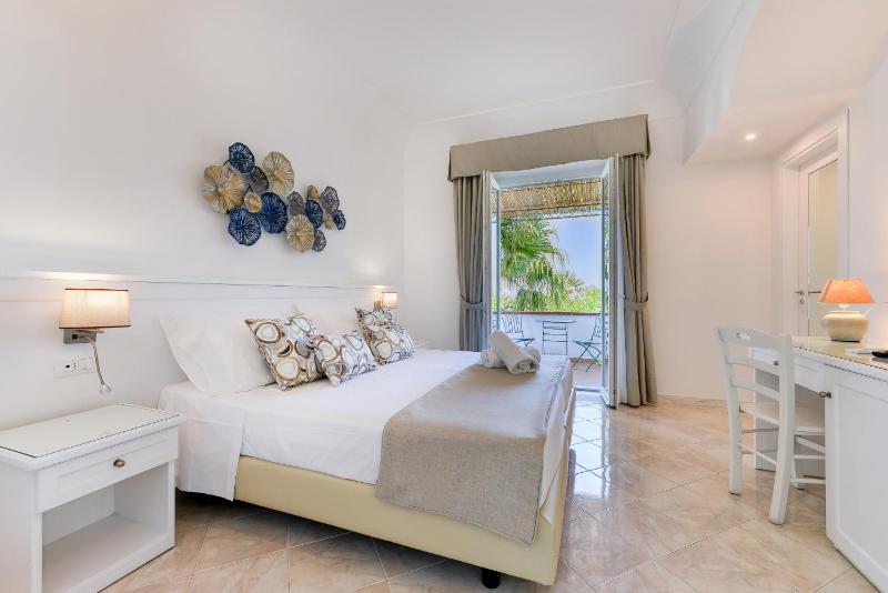 Double or Twin Room with Sea View image 4