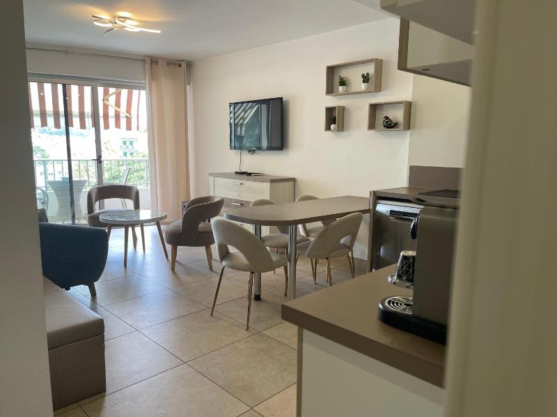 One-Bedroom Apartment with Terrace Romy Schneider image 3