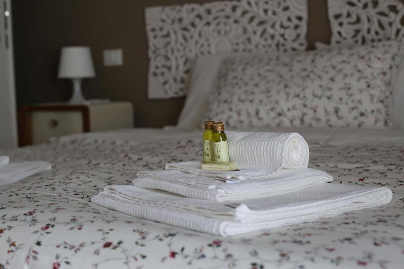 Deluxe Double or Twin Room with Balcony image 2