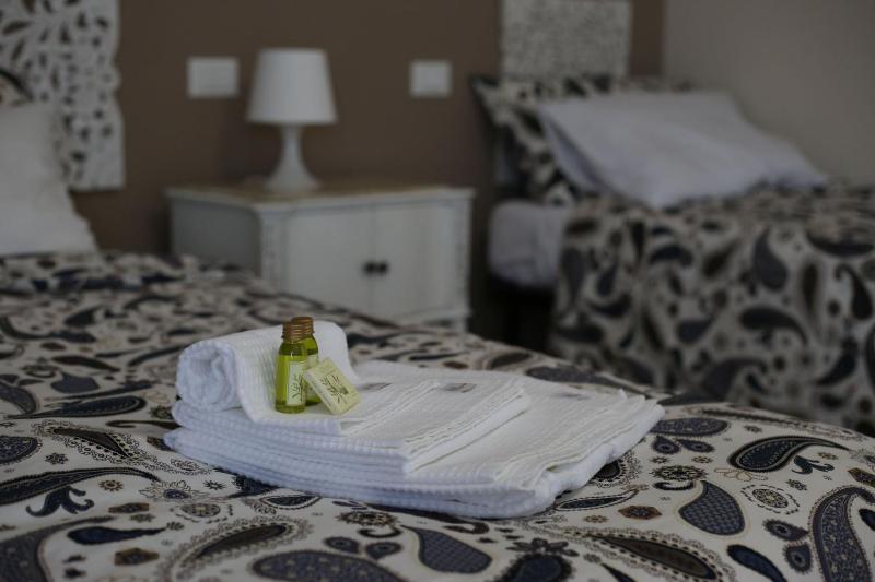 Deluxe Double or Twin Room with Balcony image 4