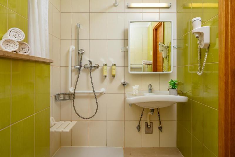 Double Room with Balcony and Park Side - Disability Access image 2