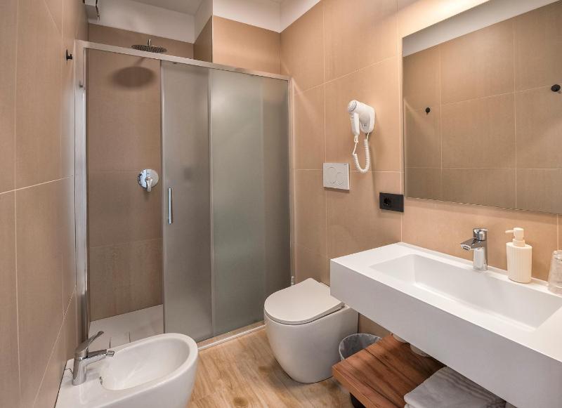 Deluxe Double or Twin Room image 3