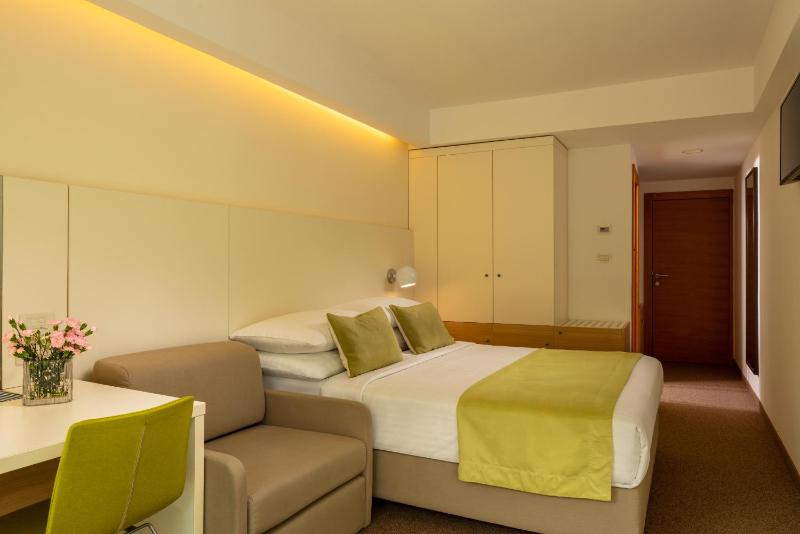 Double Room with Balcony - Park Side image 3
