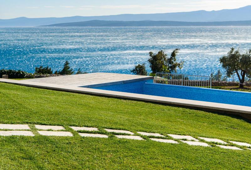 Elegant Brac Villa 4 Bedrooms Villa Shoreline Serenity Stunning Sea Views - image 19