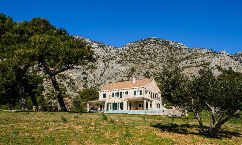 Elegant Brac Villa 4 Bedrooms Villa Shoreline Serenity Stunning Sea Views - image 30