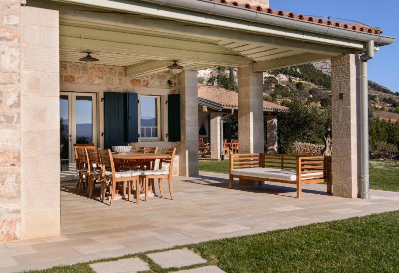 Elegant Brac Villa 4 Bedrooms Villa Shoreline Serenity Stunning Sea Views - image 32