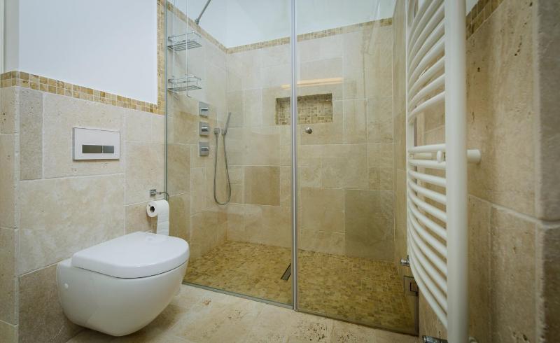 Elegant Brac Villa 4 Bedrooms Villa Shoreline Serenity Stunning Sea Views - image 31