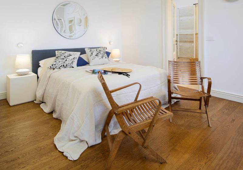 Elegant Brac Villa 4 Bedrooms Villa Shoreline Serenity Stunning Sea Views - image 8