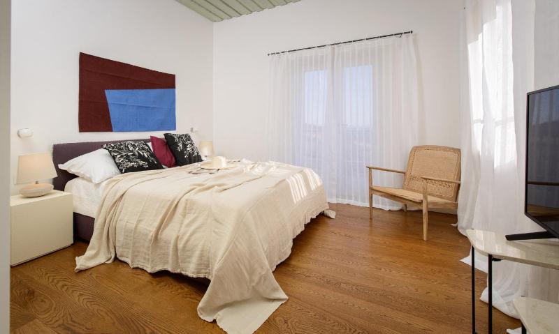 Elegant Brac Villa 4 Bedrooms Villa Shoreline Serenity Stunning Sea Views - image 15