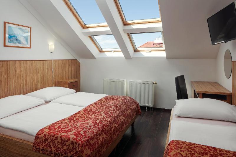 Superior Triple Room image 1