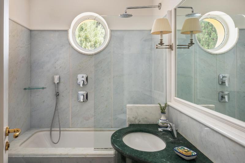 Junior Suite with Mountain View image 4