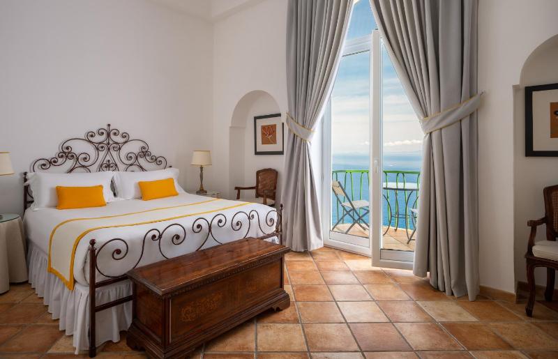 Deluxe Double Room with Sea View - cliff side image 1