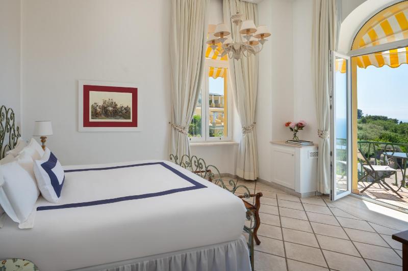 Deluxe Double Room with Sea View - cliff side image 3