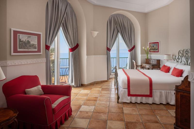 Junior Suite with Sea View - cliff side image 3