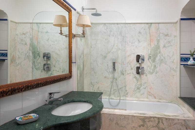 Junior Suite with Sea View - cliff side image 1