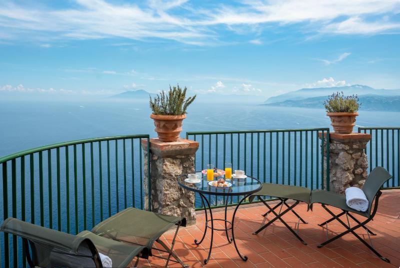 Junior Suite with Sea View - cliff side image 4