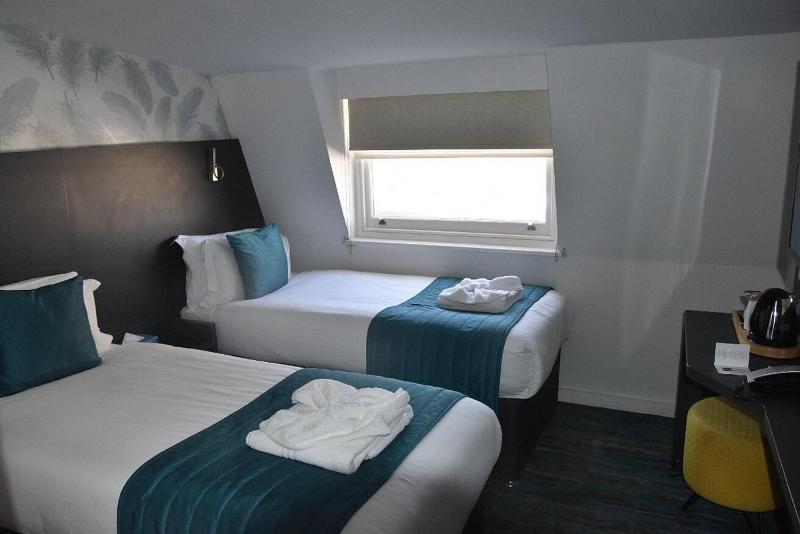 Twin Room image 2
