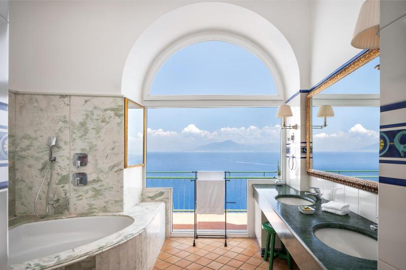 Suite with Terrace and Sea View image 4