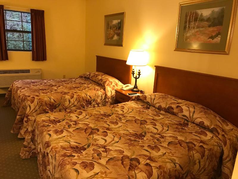 Deluxe Queen Room with Two Queen Beds - Non-Smoking image 4