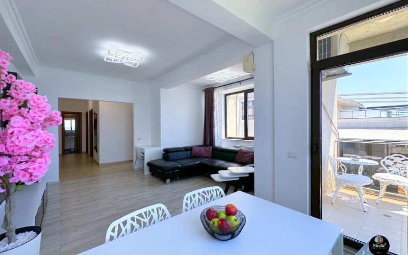 Two-Bedroom Deluxe Apartment with Balcony image 3