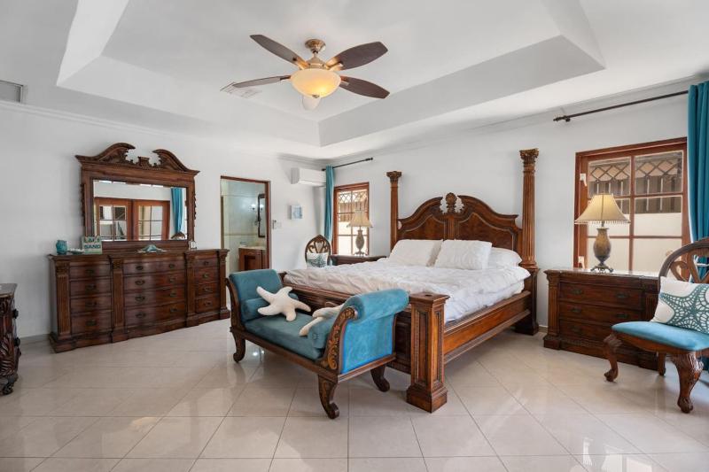 Spacious Villa near Beaches w Pool Sunset Deck - image 14