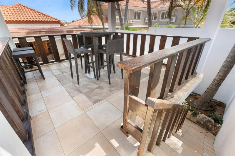 Spacious Villa near Beaches w Pool Sunset Deck - image 2