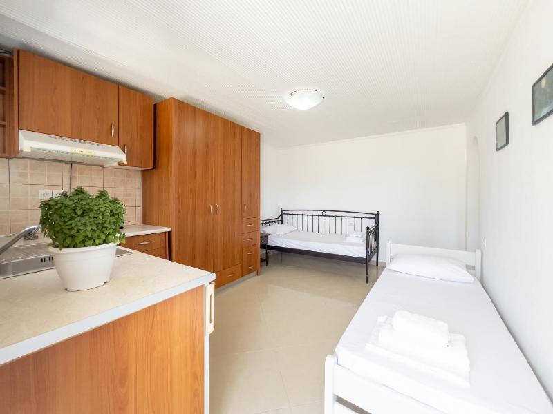 Classic Quadruple Room image 3