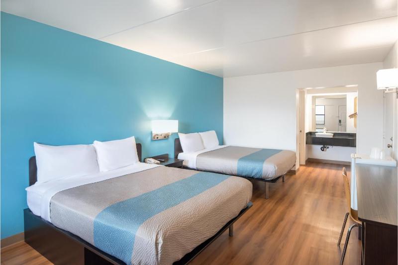Queen Room with Two Queen Beds - Disability Access image 1