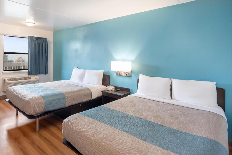 Queen Room with Two Queen Beds - Disability Access image 4