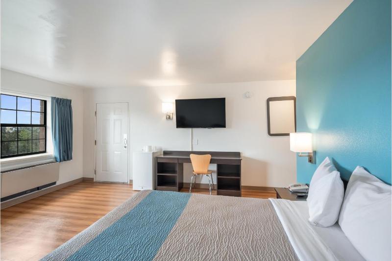 Suite - Non-Smoking image 1