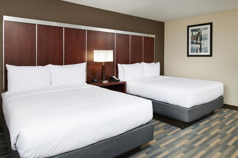 Queen Room with Two Queen Beds - Hearing Access image 2