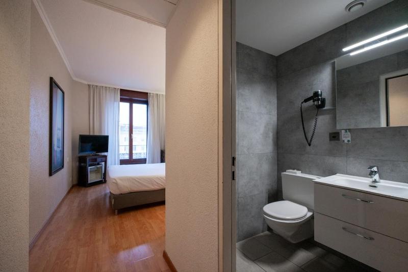 Standard Double Room image 4