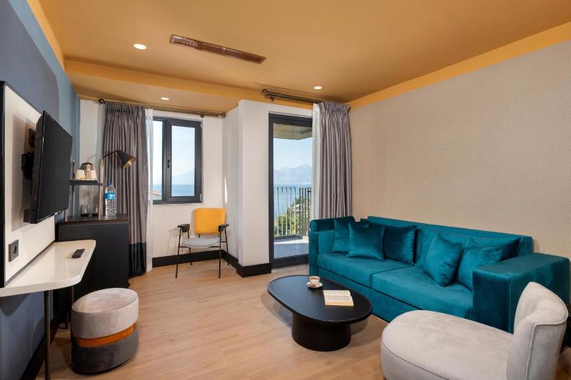 Suite with Sea View image 3