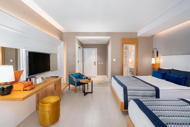 Deluxe Double or Twin Room with Spa Bath image 4