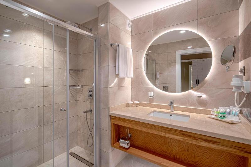 Deluxe Double or Twin Room with Spa Bath image 2