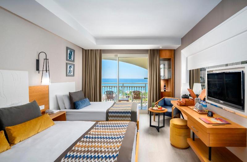 Double or Twin Room with Side Sea View image 4