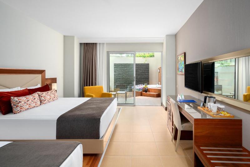 Double Room with Spa Bath image 4