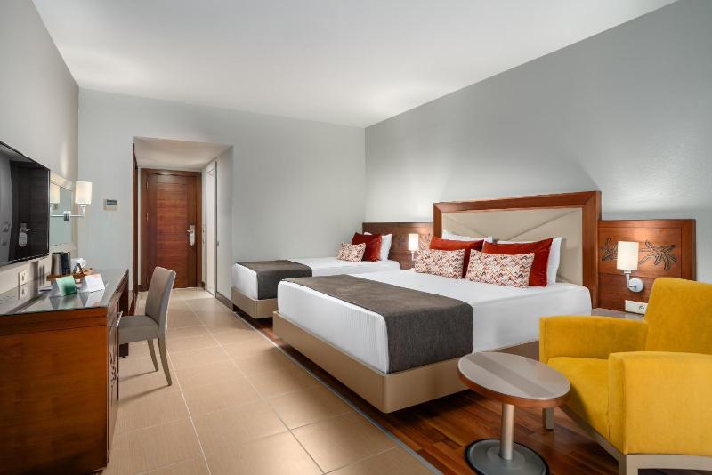 Double Room with Spa Bath image 3