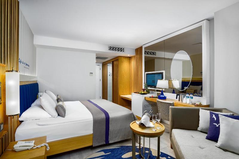 Standard Double with Sea View image 3