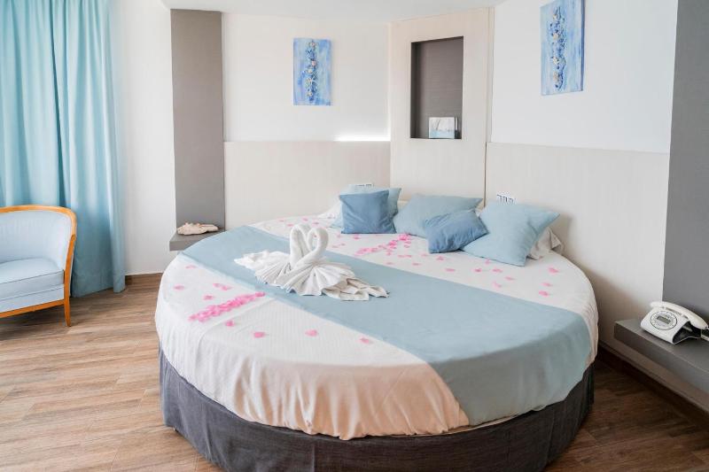 Junior Suite with Pool View image 1