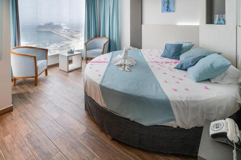 Junior Suite with Pool View image 3