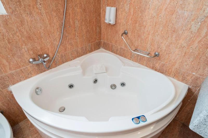 Queen Room with Spa Bath image 1