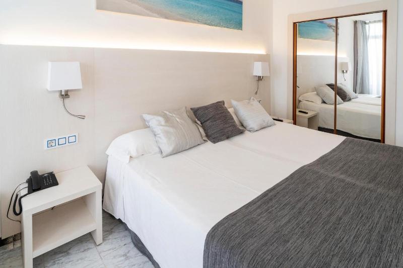 Small Twin Room image 3