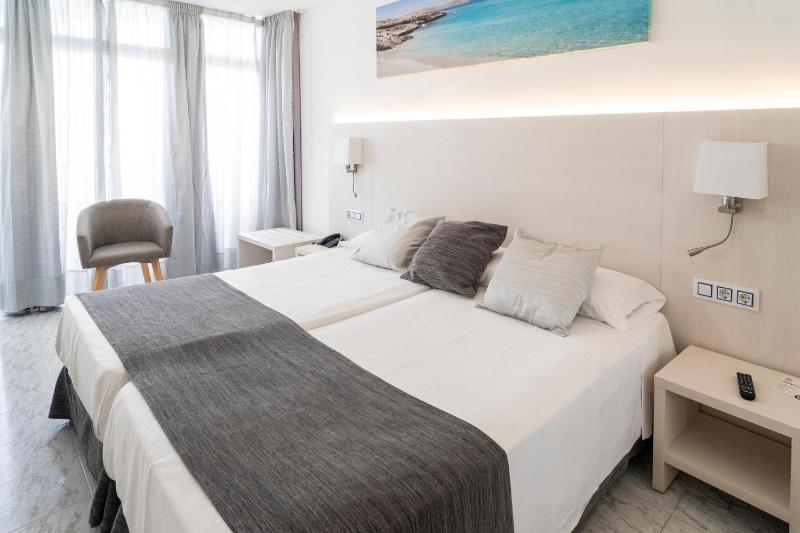 Small Twin Room image 1