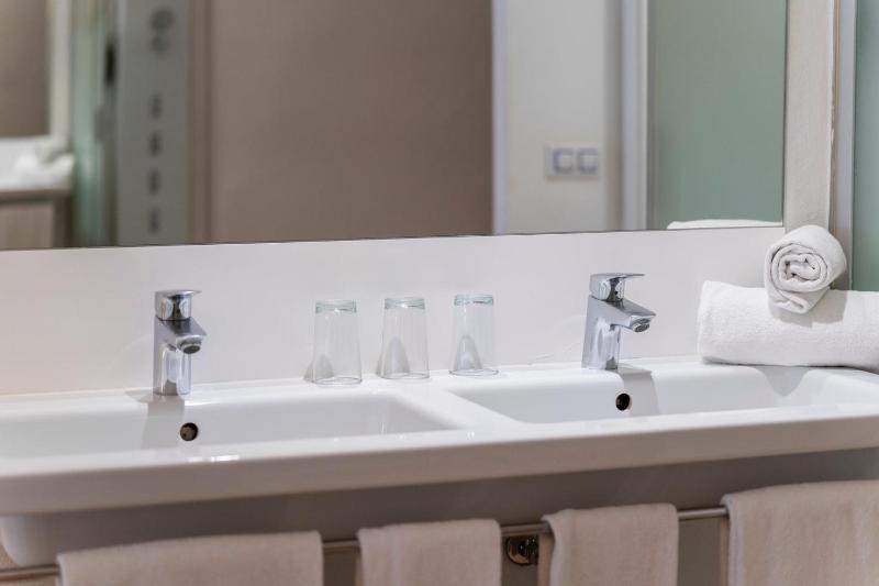 Deluxe Double Room with Shower image 3