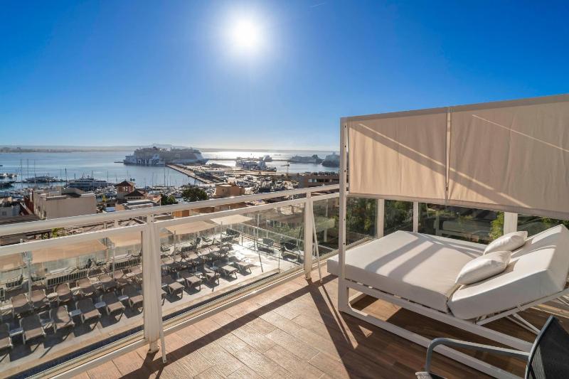 Deluxe Double Room with Balcony and Sea View image 1