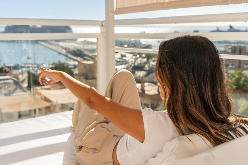 Deluxe Double Room with Balcony and Sea View image 3